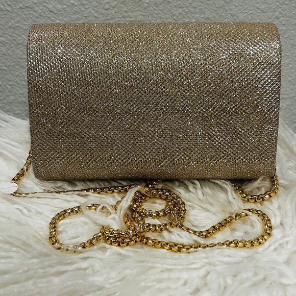 Elegant Shimmering Gold Chain Clutch with Kiss Lock